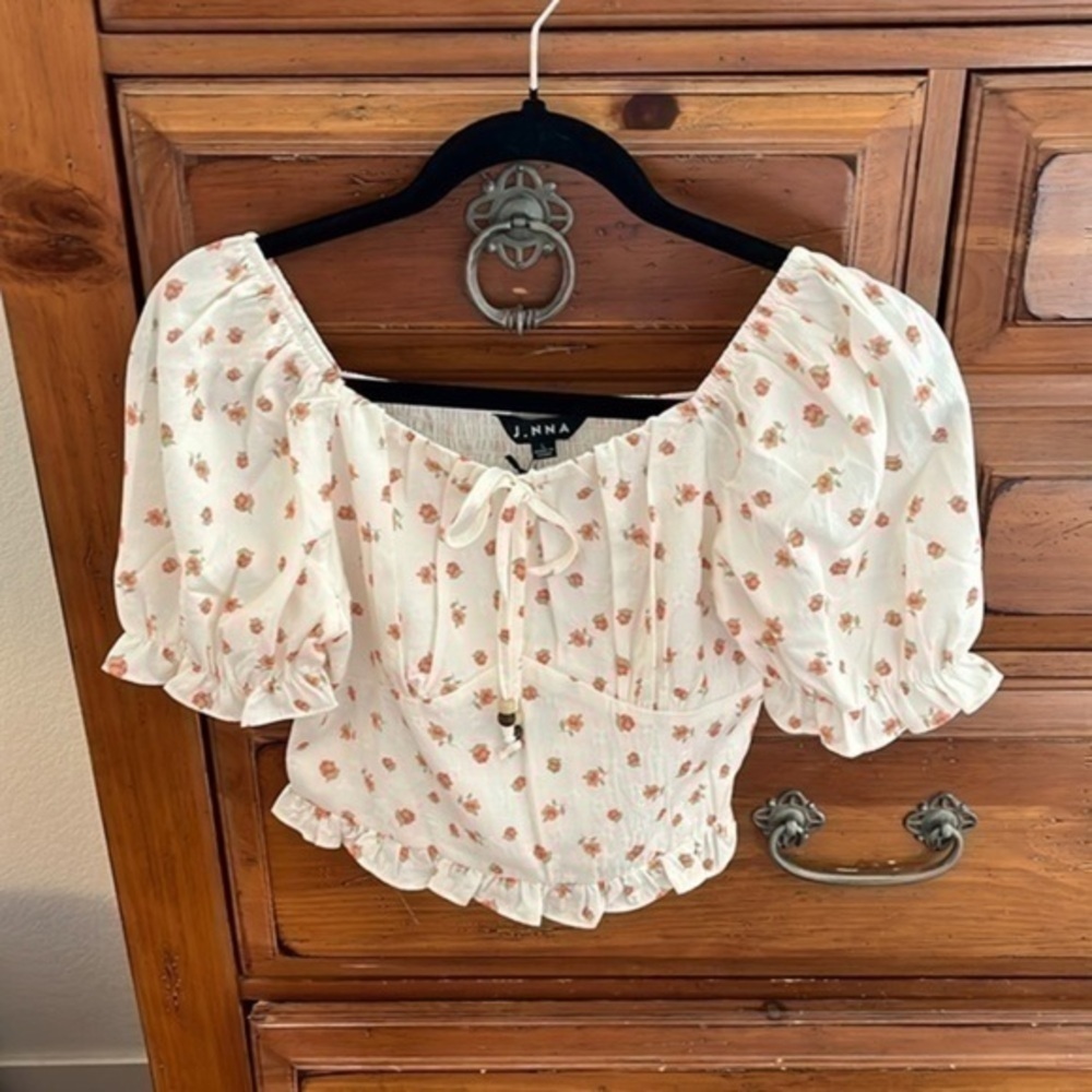 J.NNA Women’s Cream And Red Floral Cropped Top Size Large NWT